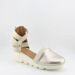 Bernie Mev New York Metallic Platinum Gold Wedge Platform Round Toe Sandal 40‎ 9
